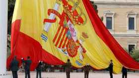 Izado solemne de bandera de España por la festividad de San Isidro en la plaza madrileña de Colón.