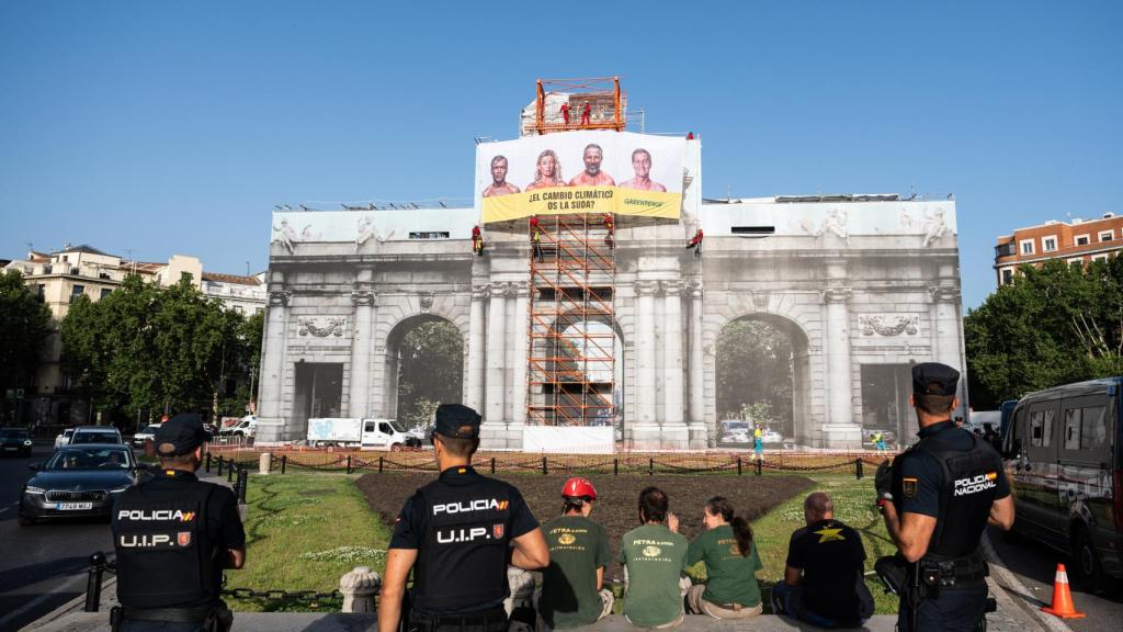 La Policía delante de la Puerta de Alcalá con la polémica lona.