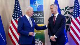 El secretario general de la OTAN, Jens Stoltenberg, conversa en Vilna con el presidente de Estados Unidos, Joe Biden, uno de los líderes que se opone a acelerar la entrada de Ucrania en el club