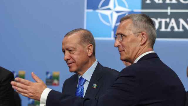El secretario general de la OTAN, Jens Stoltenberg, y el presidente turco, Tayyip Erdogan, asisten a una cumbre de líderes de la OTAN en Vilnius, Lituania, el 11 de julio de 2023.