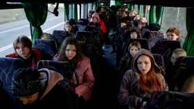 Niños que fueron llevados a Rusia esperan en un autobús ser devueltos a Kiev en una imagen del pasado abril.