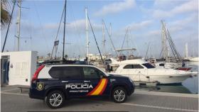 Un vehículo de la Policía Nacional en un puerto deportivo.