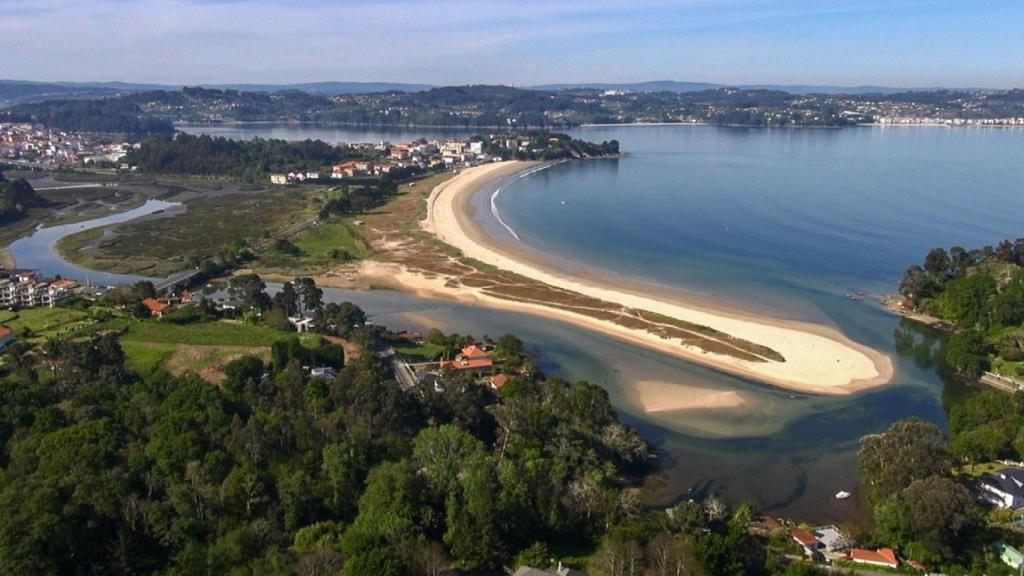 Vista aérea de la Playa Grande de Miño.