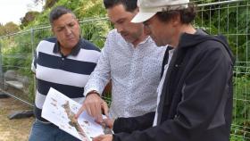 El concejal Xesús Domínguez repasando el proyecto de remodelación del parque de la Alameda