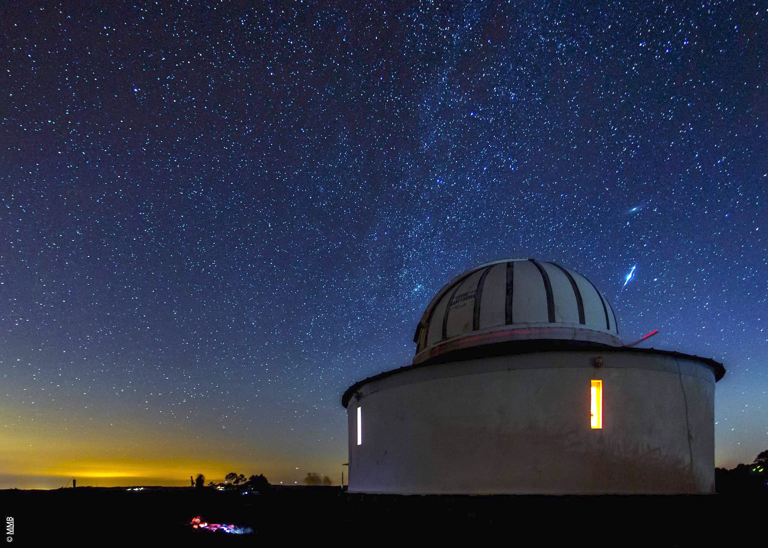 Vista exterior del Observatorio Astronómico de Forcarei y el cielo estrellado. Foto: observatorioforcarei.es