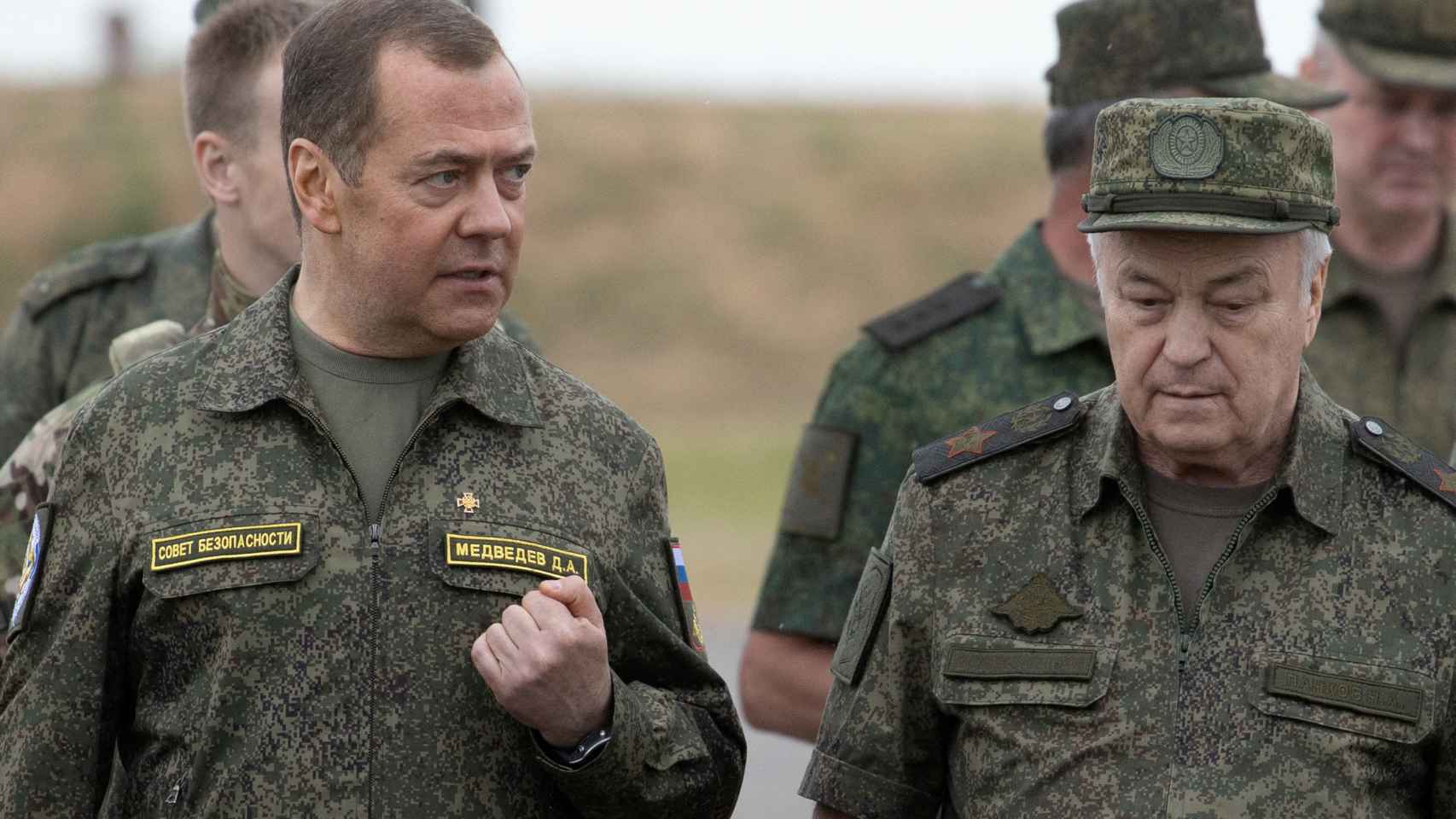Dmitry Medvedev, junto al viceministro de Defensa, Nikolay Pankov, en el campo de entrenamiento militar de Prudboi el 1 de junio de 2023.