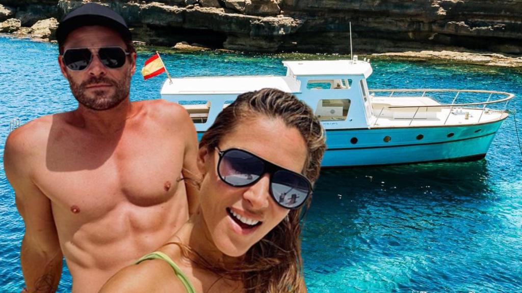 Elsa Pataky y Chris Hemsworth junto al barco que han alquilado en sus vacaciones, en un montaje de JALEOS.