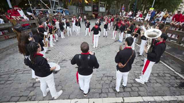 Una banda toca en el sexto encierro de San Fermín 2023.