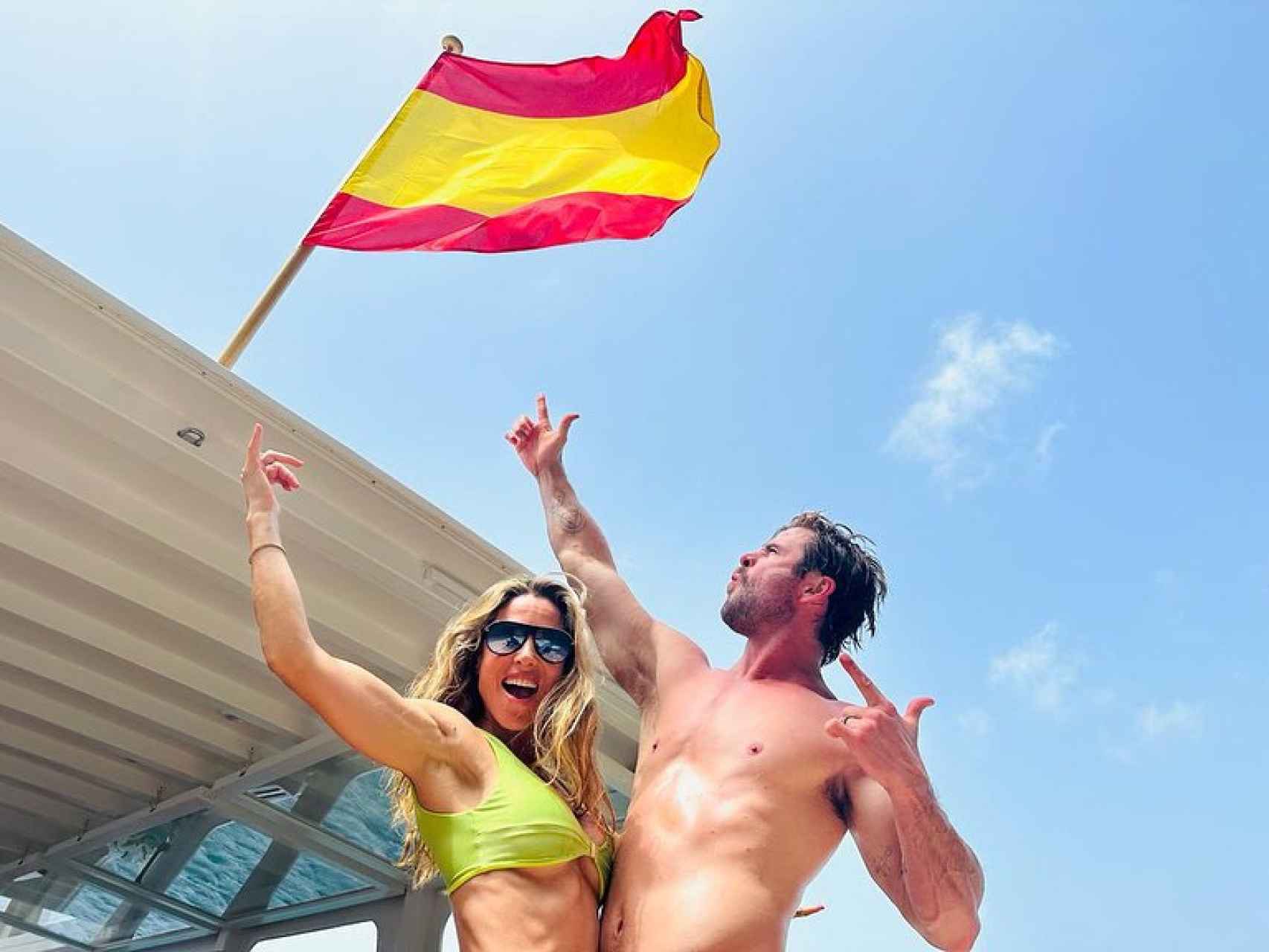 Elsa Pataky y Chris Hemsworth durante su paseo en barco por las calas más íntimas de Ibiza.