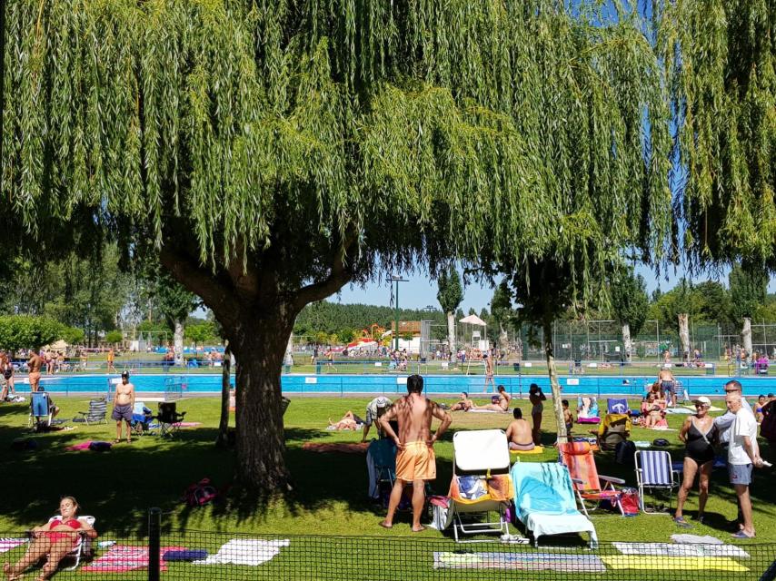 Zona verde en las piscinas de Valencia de  Don Juan