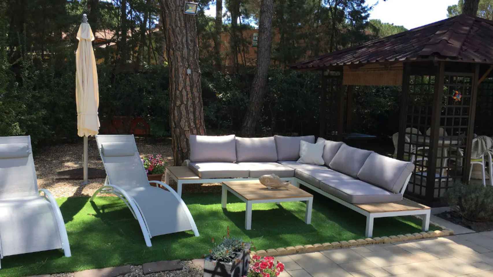 Zona de tumbonas y sofás en el jardín trasero de la casa de Tordesillas
