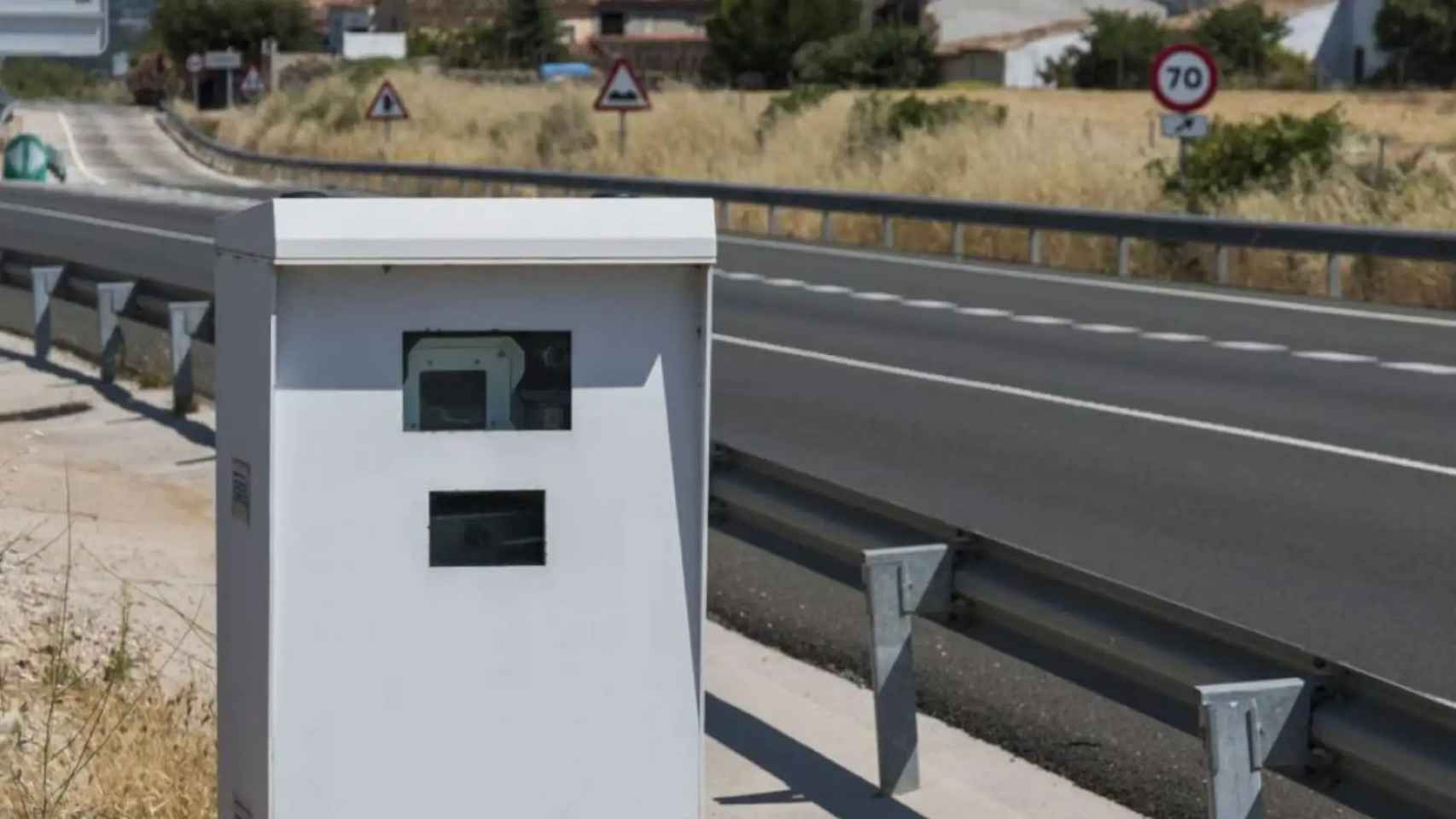 Radar de la DGT en una autopista española.