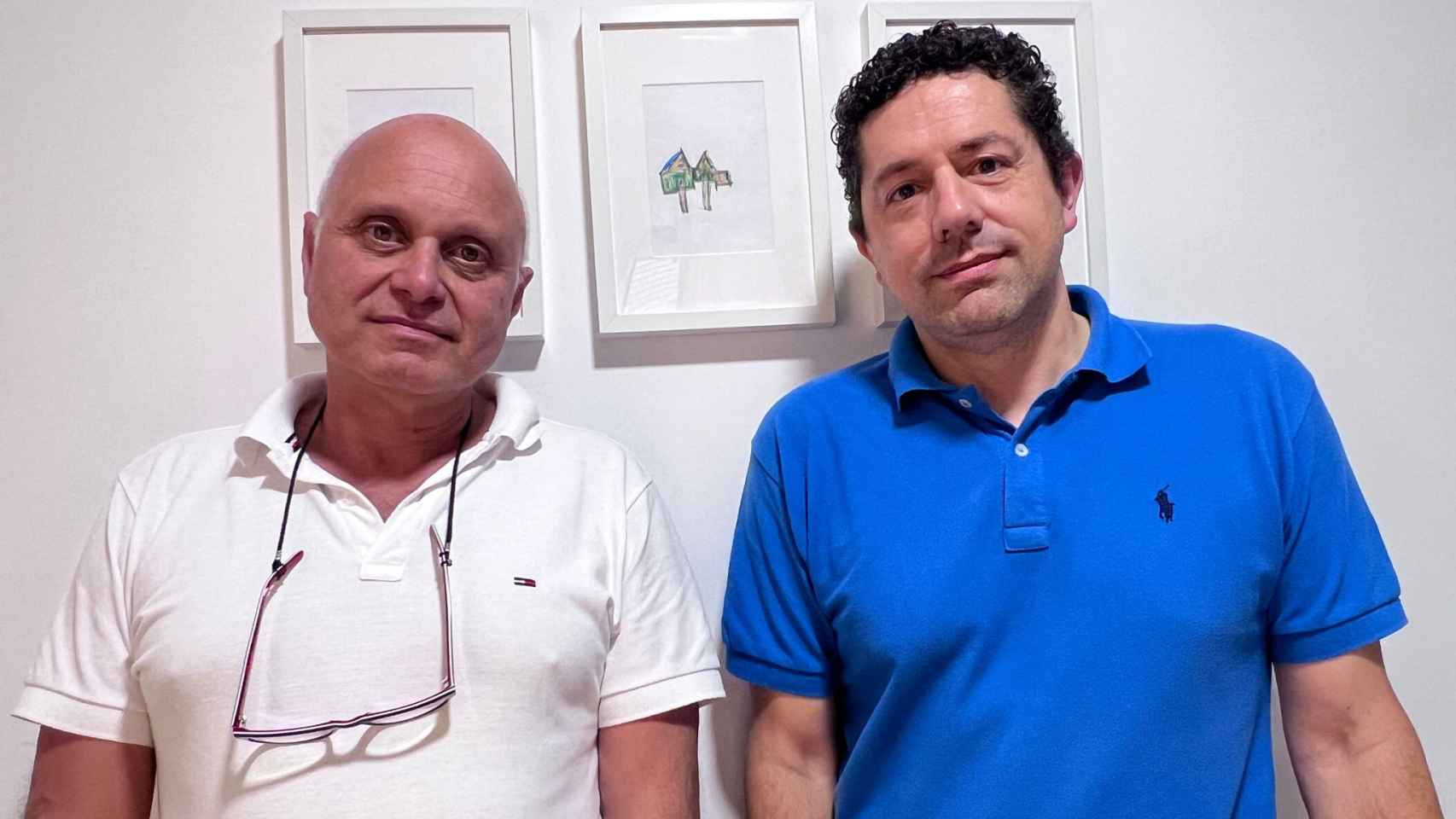 Pepe Pérez (i.) y Félix Ruiz (d.), los psicólogos y educadores al mando del Centro Ayalga, en Gijón (Asturias).