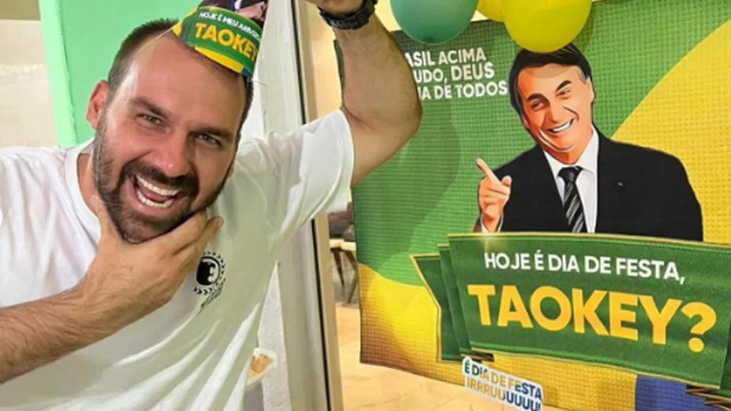 El hijo de Bolsonaro, Eduardo, celebra su cumpleaños con el 'kit' dedicado a su padre.