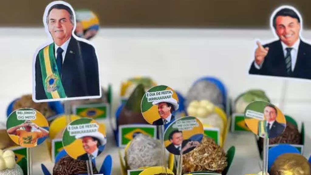 Unos brigadeiros coronados con palillos con la efigie de Bolsonaro.