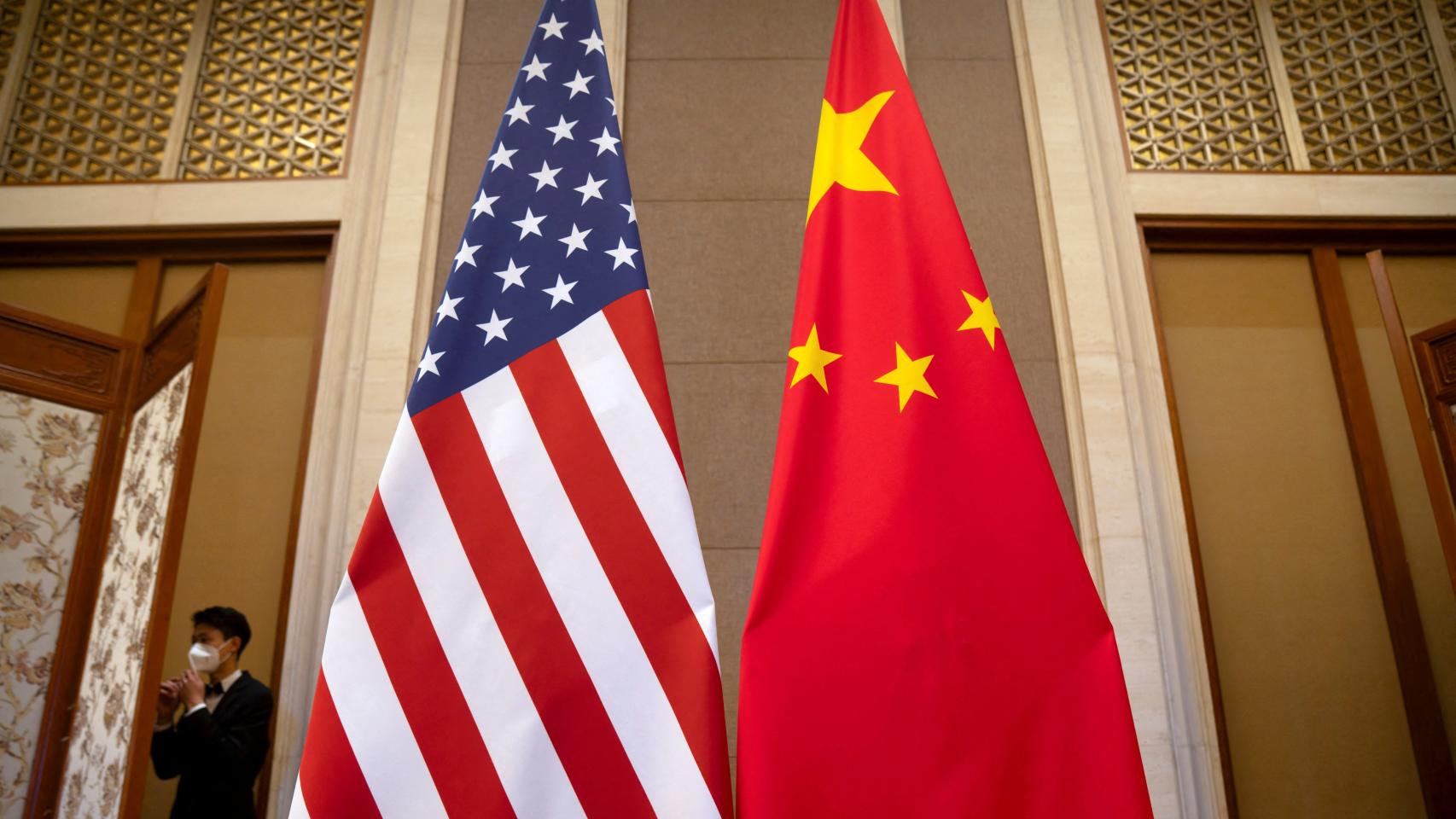 Las banderas de China y EEUU.