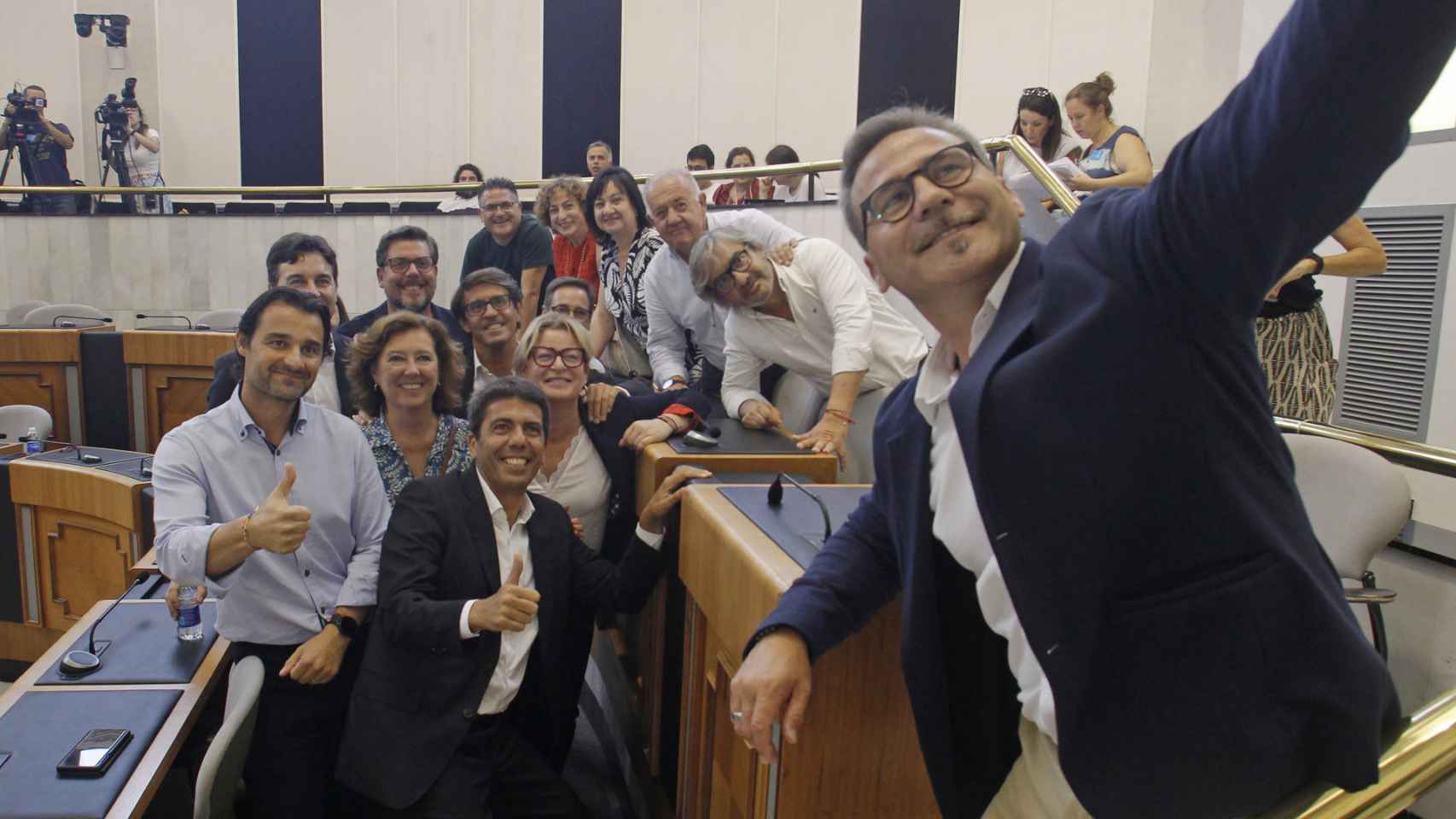 Carlos Mazón se hace un selfie con los diputados del grupo popular en la Diputación.