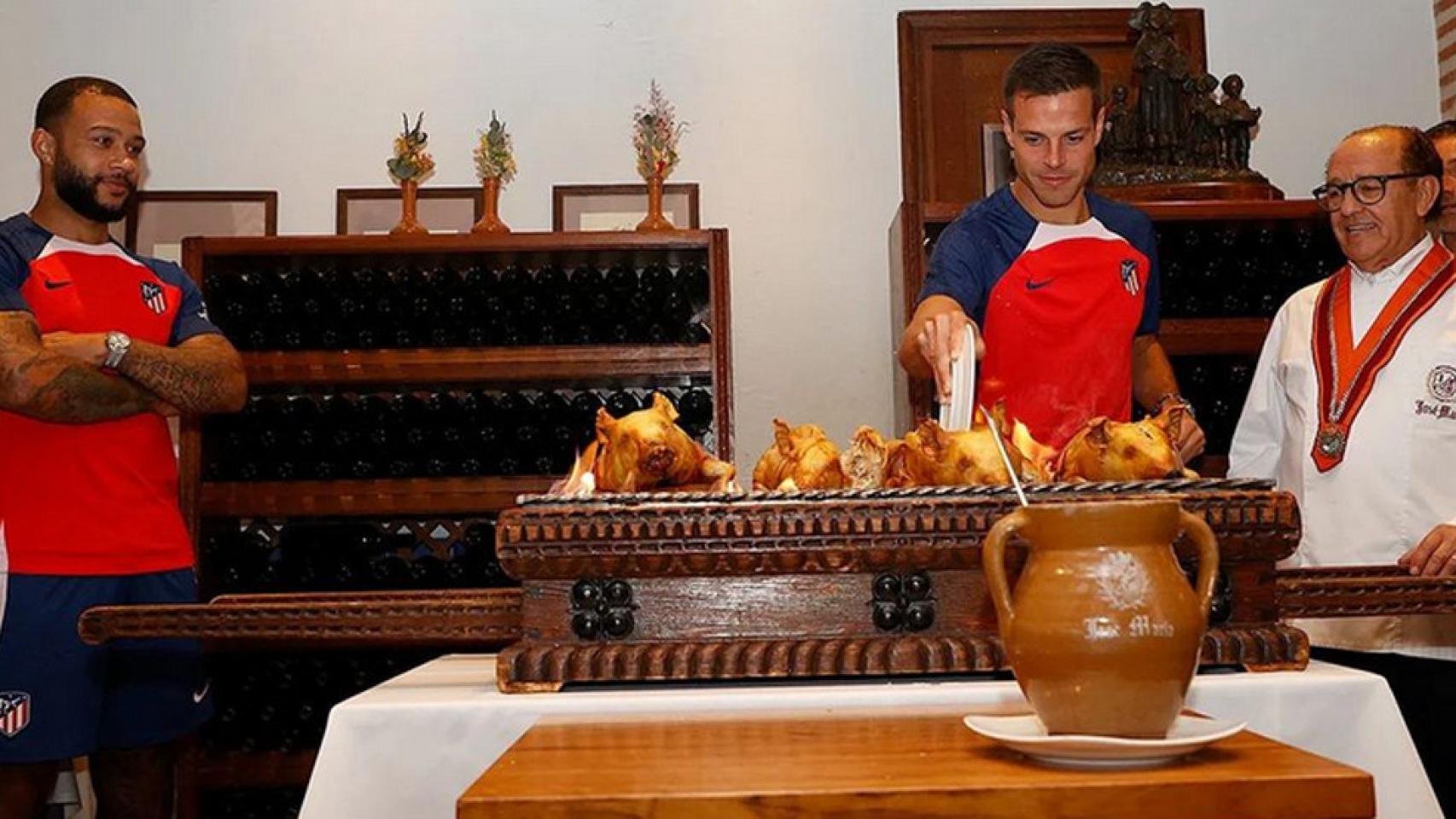 César Azpilicueta cortando con el plato el cochinillo en el Restaurante José María