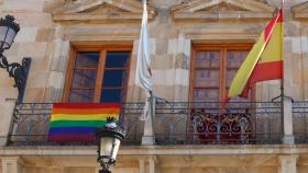 La bandera LGTBI desplegada en el balcón del Ayuntamiento de Soria.