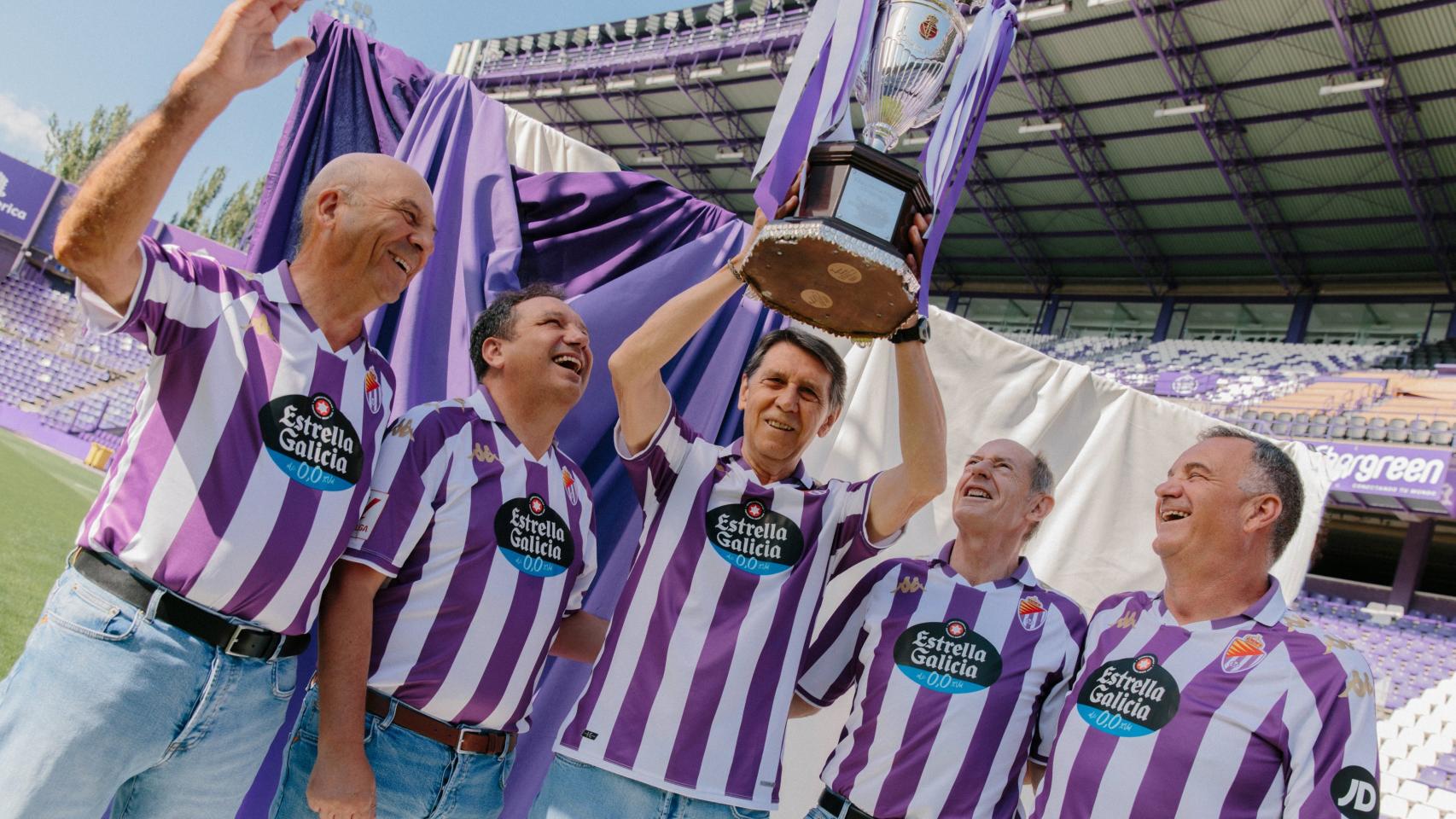 Pepe Moré levantando la Copa de La Liga de 1984 junto a otros jugadores del equipo campeón