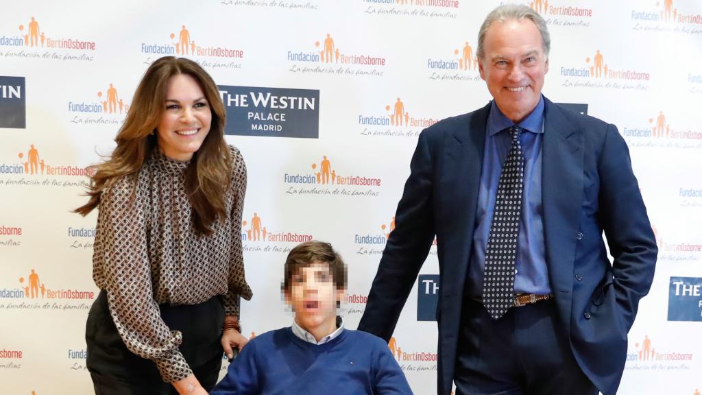 Fabiola Martínez y Bertín Osborne junto a su hijo Kike, en una imagen de archivo.