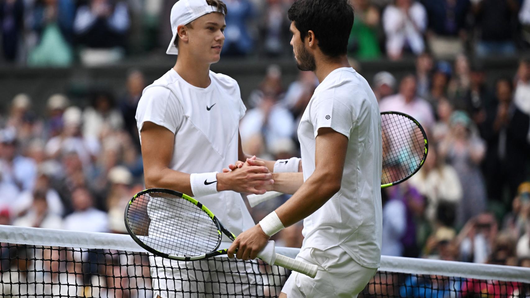Carlos Alcaraz y Holger Rune, saludándose tras el partido de cuartos de Wimbledon 2023