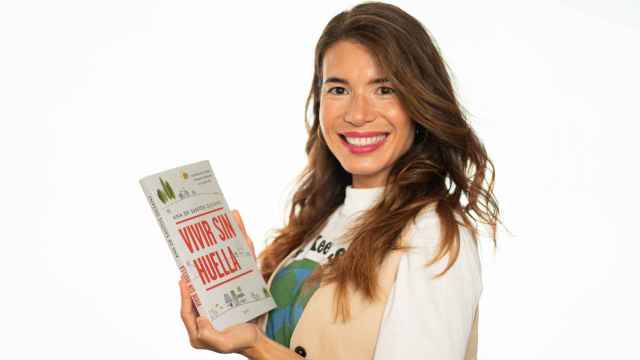 La periodista Ana de Santos posa con su nuevo libro 'Vivir sin huella'.