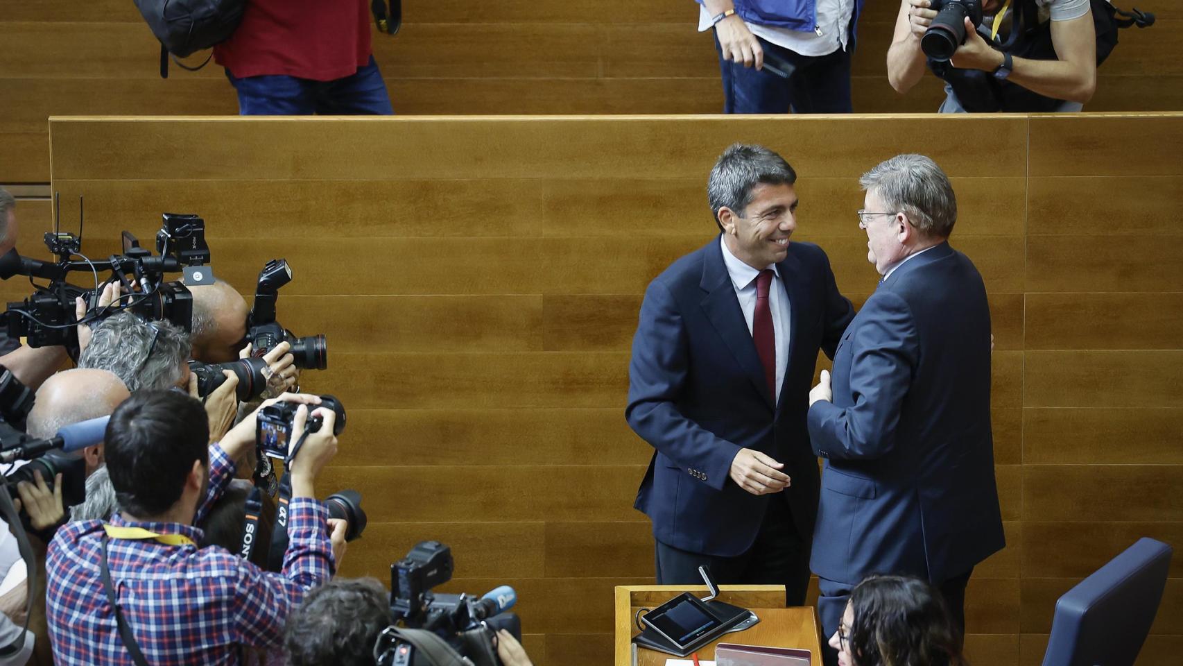 Carlos Mazón saluda a Ximo Puig en el pleno de constitución de las Cortes de Valencia.