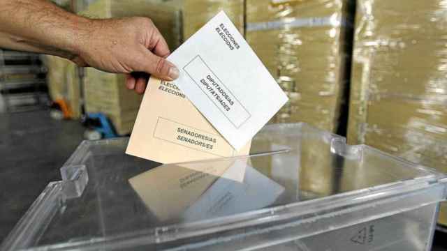 Una persona introduciendo sus votos en la urna durante unas elecciones