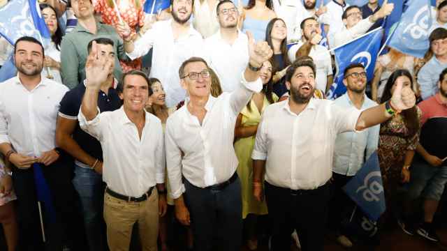Aznar, Feijóo y López Miras, este miércoles en un mitin del PP en Murcia.
