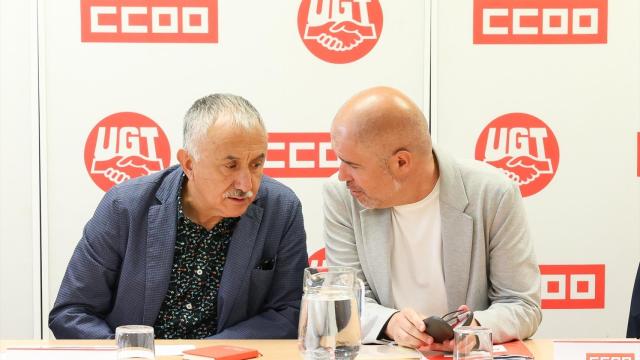 Los secretarios generales de CCOO y UGT, Unai Sordo (d) y Pepe Álvarez (i),  en una imagen de archivo.