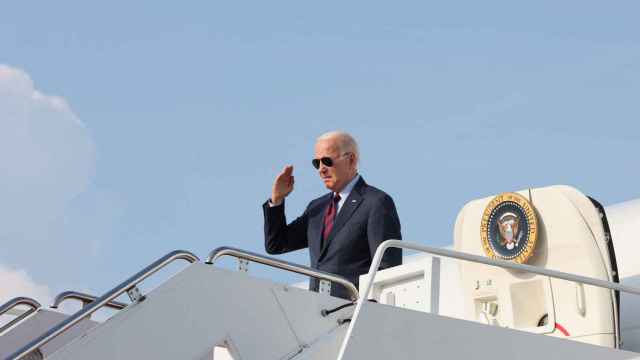 El presidente de Estados Unidos, Joe Biden, sale del  Air Force One.
