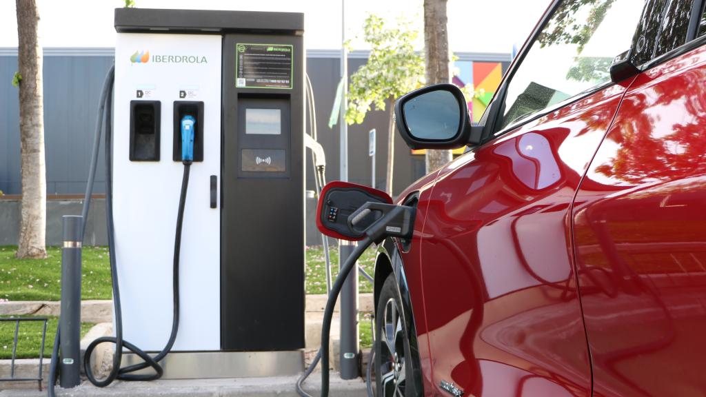 Un coche eléctrico realizando una recarga.