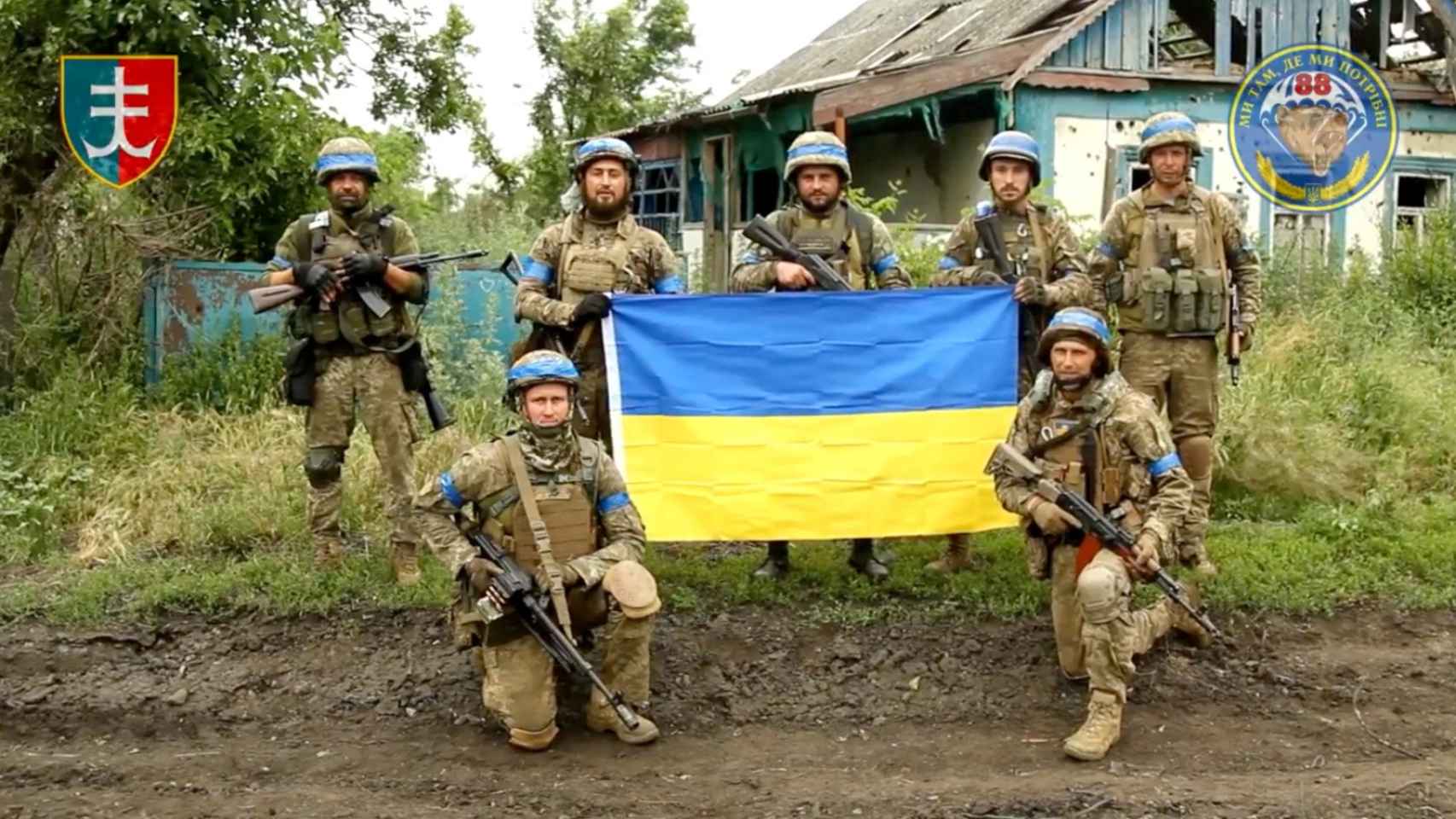 Militares ucranianos posan con la bandera ucraniana en el pueblo liberado de Storozheve, en la región de Dontesk.