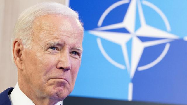 El presidente de los Estados Unidos, Joe Biden, se dirige a los medios de comunicación con el secretario general de la OTAN, Jens Stoltenberg, en Vilna (Lituania).