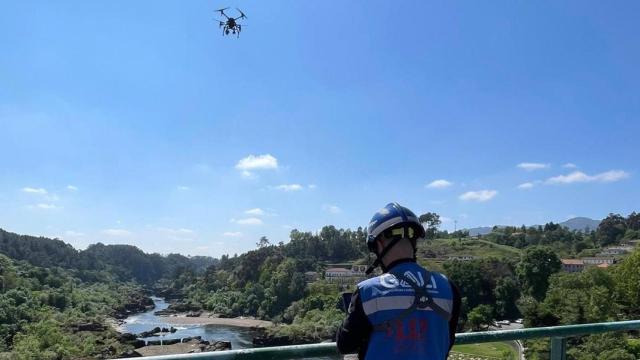 Drones de la AXEGA participan en el operativo de búsqueda de un menor.