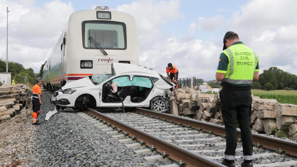 Un guardia civil de tráfico frente al accidente de esta mañana.