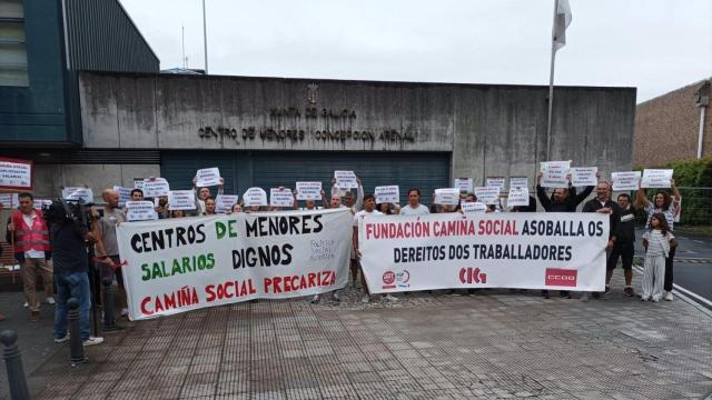 Concentración de los trabajadores ante el centro de menores Concepción Arenal, en A Coruña.