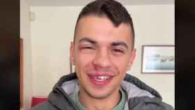 Captura del vídeo de JuanJe con el diente roto y la cara magullada.