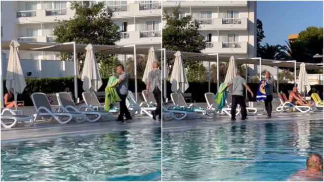 Dos empleados de un hotel de Mallorca actuando contra la práctica de reservar tumbonas.