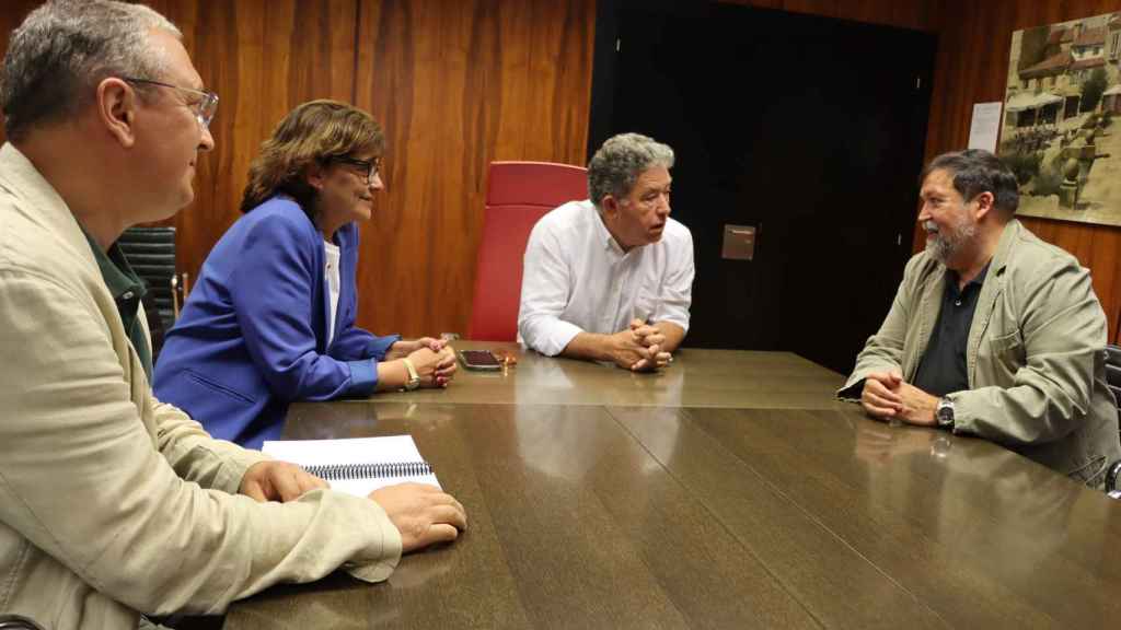 Miguel Anxo Fernández Lores, en el centro, junto a su equipo. Entre ellos se encuentra Carme da Silva, candidata del BNG al Congreso