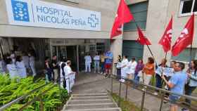 Un momento de la manifestación celebrada hoy a las puertas del hospital.