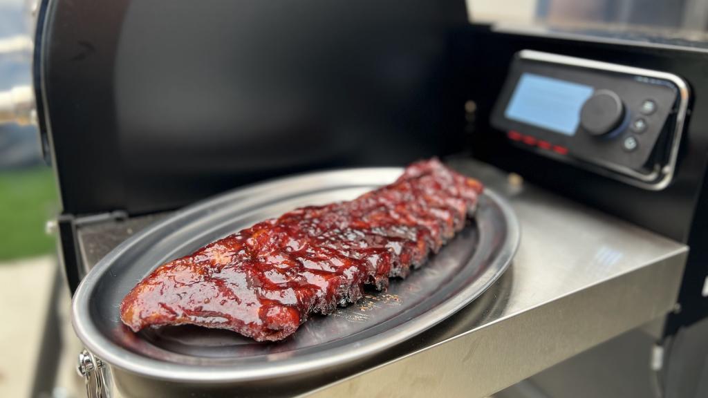 Espectaculares costillas de cerdo ahumadas en una Weber Smokefire