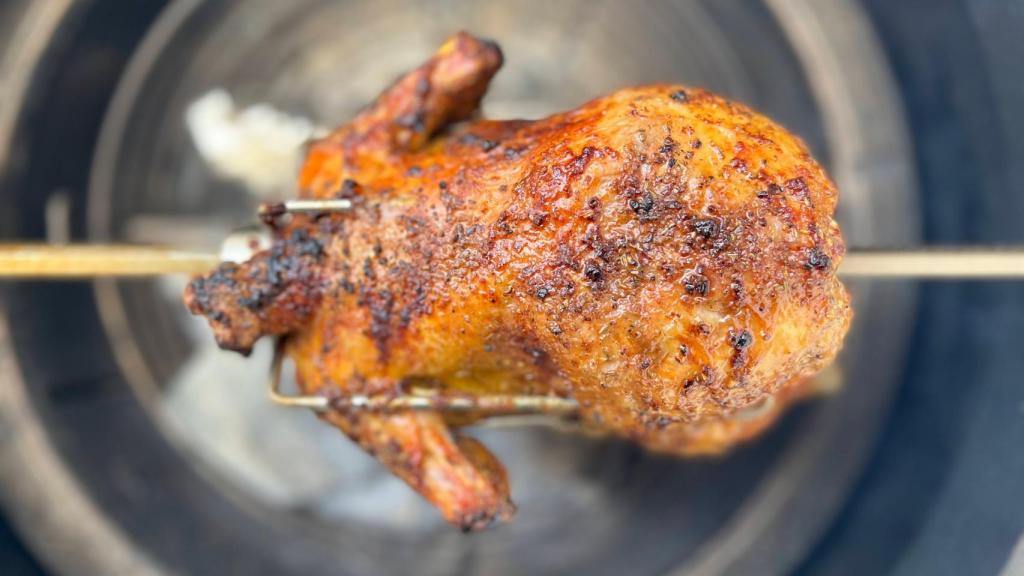 Pollo asado al carbón en un Kamado