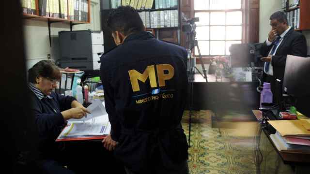 Agentes del Ministerio Público de Guatemala registran la sede del TSE en busca de documentos de Semilla.