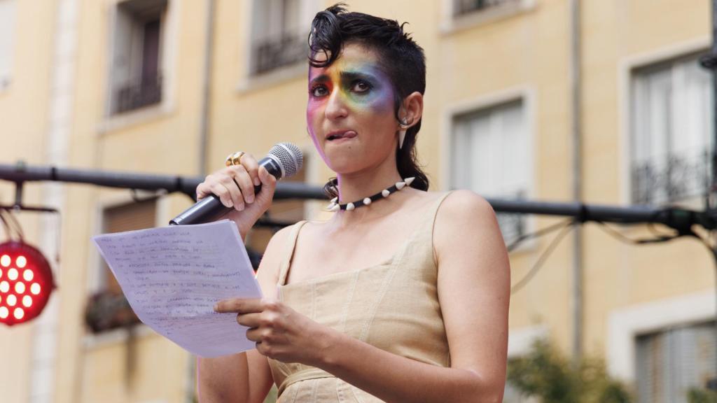 Alba Flores durante su discurso en el orgullo de Madrid.
