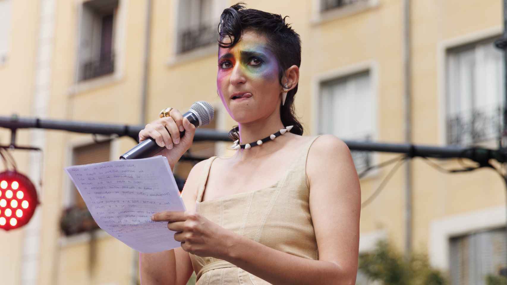 Alba Flores leyendo su discurso en el Orgullo de Madrid.