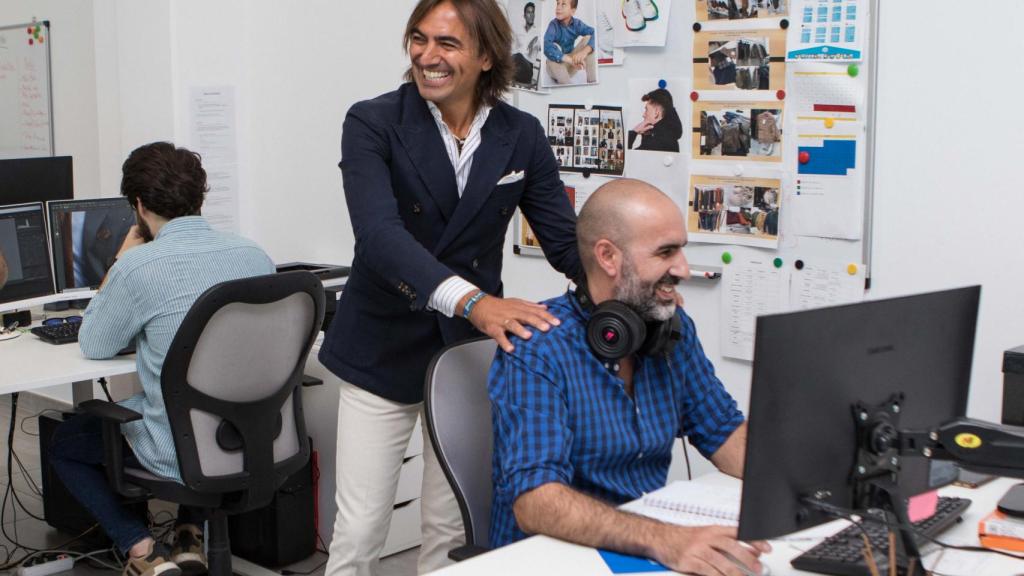 El empresario, bromeando con un empleado en las oficinas de la marca.