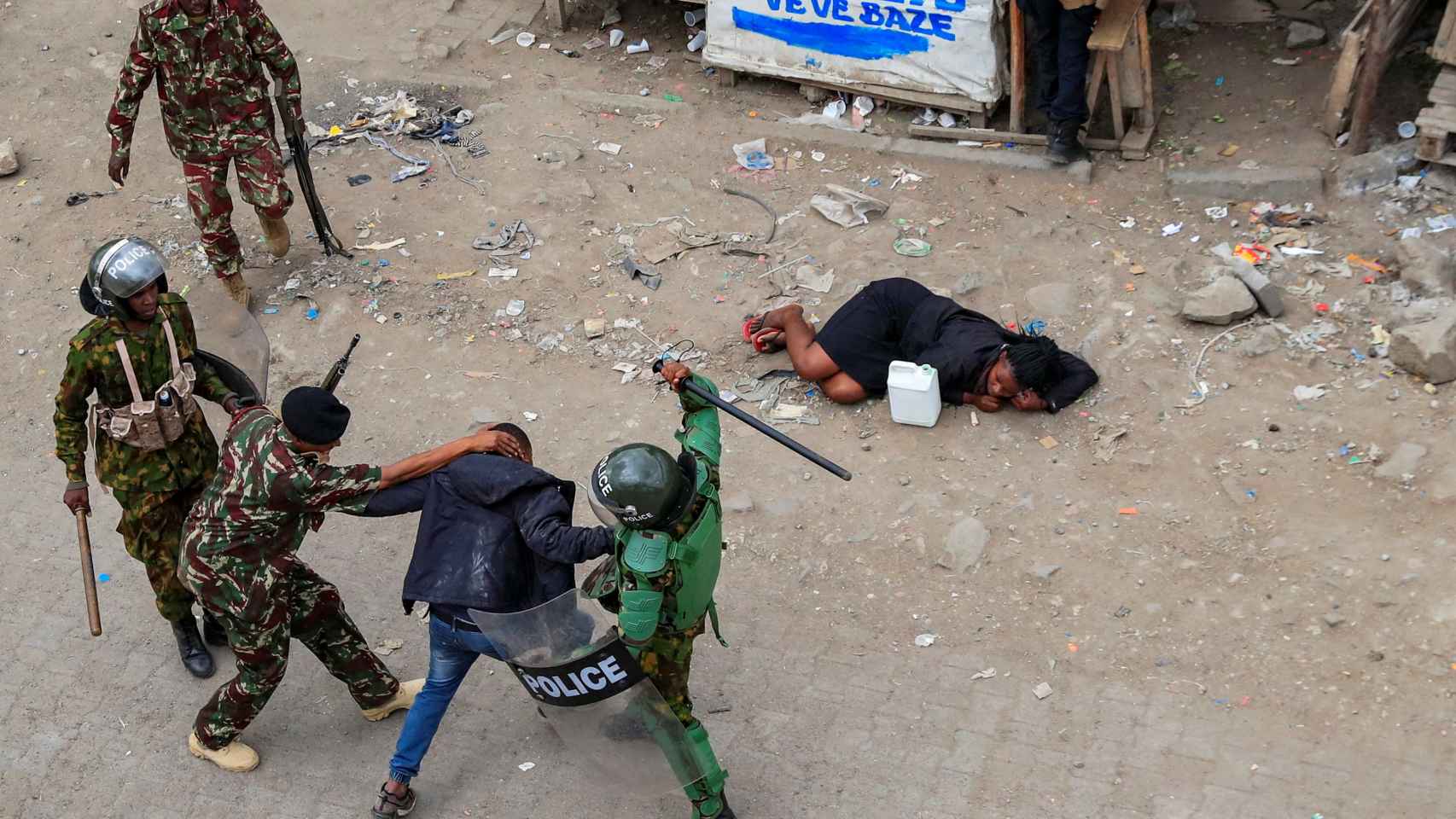 La policía acosa a un partidario del líder de la oposición keniana Raila Odinga.
