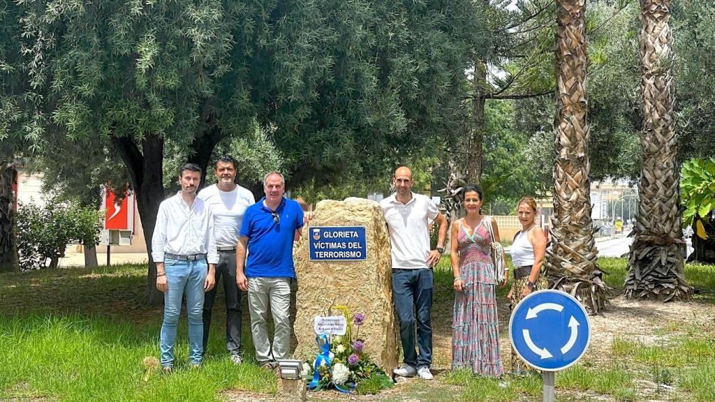 El alcalde Santiago Román, de azul, junto a miembros de su equipo y de Vox en la glorieta dedicada a las víctimas del terrorismo.